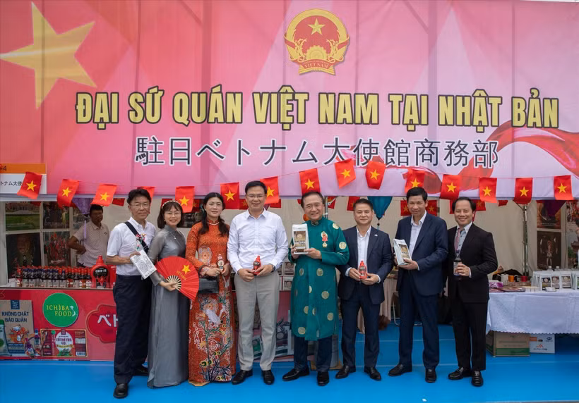 各位代表合影留念。图自越通社