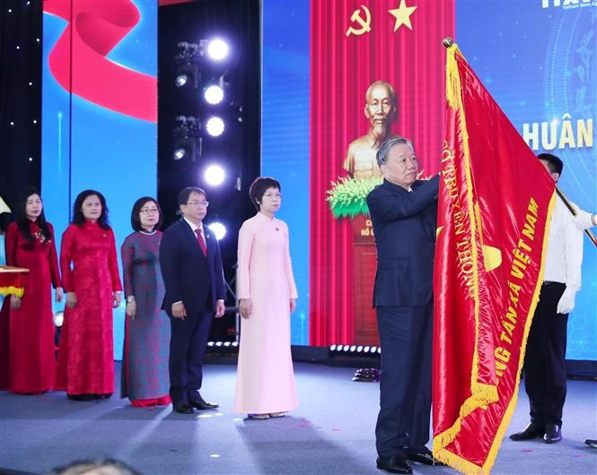 越共中央总书记向越通社授予胡志明勋章。图自越通社