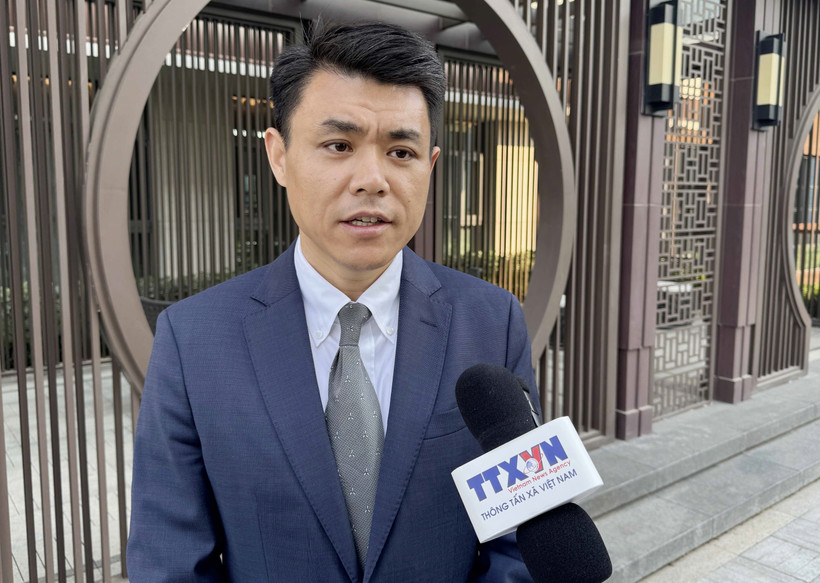 中国中央广播电视总台越南语部主任魏为接受越通社记者采访。图自越通社