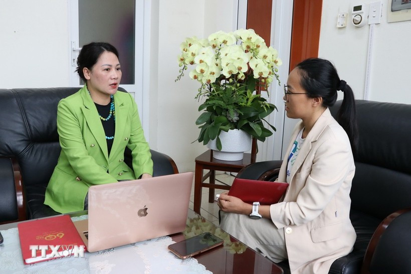 海防市大山乡党委书记郑接受越通社记者的采访。图自越通社