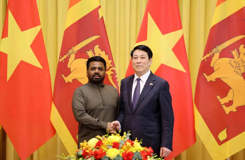 国家主席梁强与斯里兰卡总统迪萨纳亚克亲切握手。图自越通社