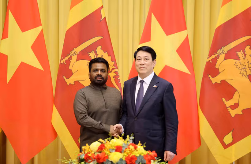 国家主席梁强与斯里兰卡总统迪萨纳亚克亲切握手。图自越通社