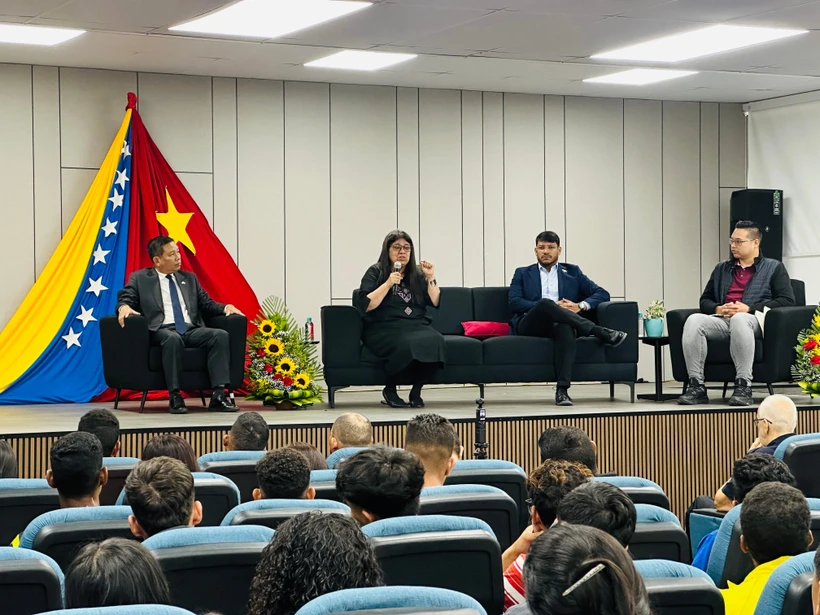 纪念越南南方解放、国家统一50周年集会场景。图自越通社