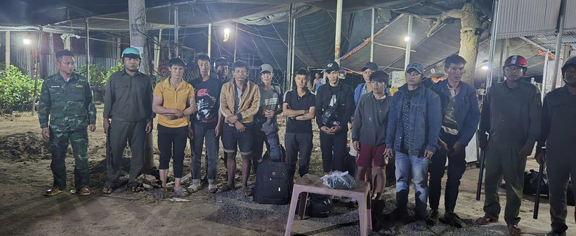 新河边防哨所近日与有关单位配合，暂时扣留13名从柬埔寨非法入境越南的人员。图自越通社