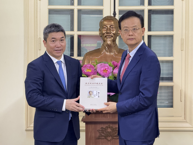 越南友好组织联合会主席潘英山（左）与广西壮族自治区外事办公室主任、对外友好协会会长魏然合影。图自越通社