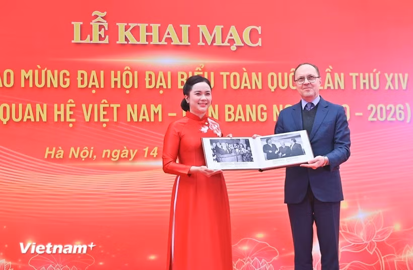 俄罗斯联邦驻越南大使馆赠送的30张珍贵历史照片资料。图自Vietnam+