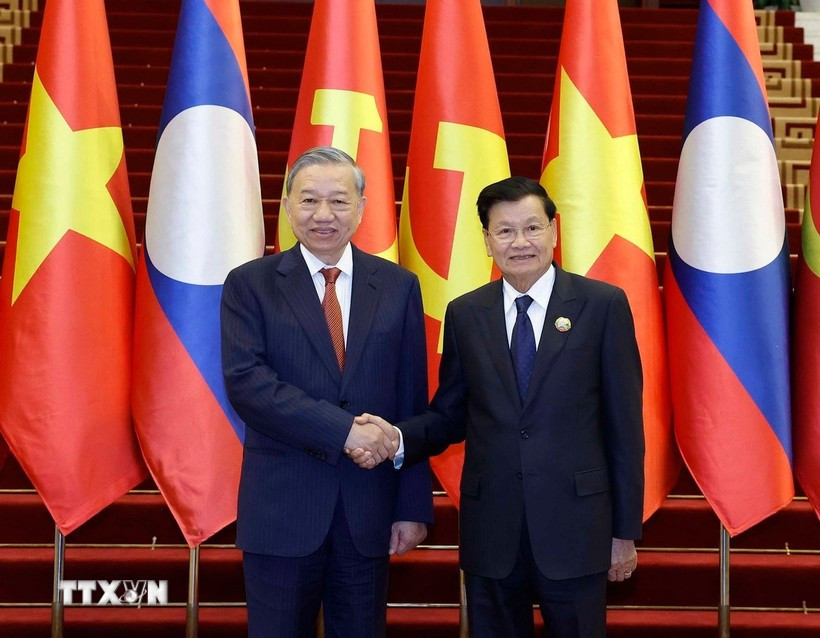 越共中央总书记苏林与老挝人民革命党中央总书记、国家主席通伦·西苏里亲切握手。图自越通社