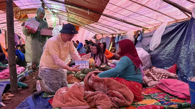 许多组织和个人都在向洪水灾民伸出援手。图自西贡解放报