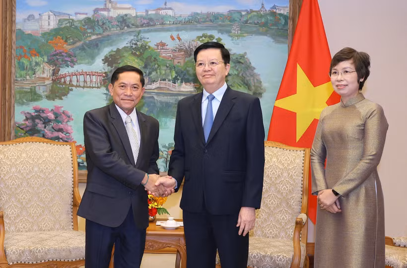 越南政府副总理梅文政（中）见了老挝巴特寮通讯社（KPL）社长万纳辛·西马冯。图自越通社