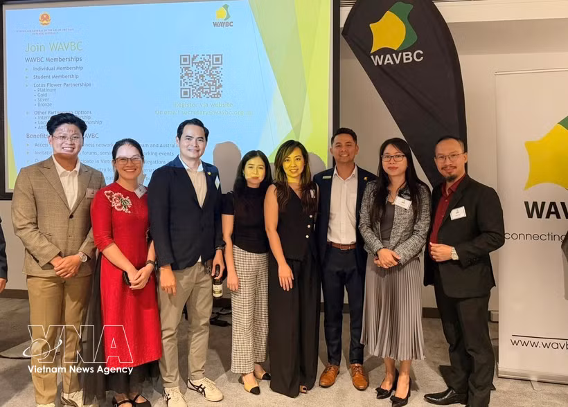 越南驻珀斯总领事阮清河（右二）与企业代表合影。图自越通社