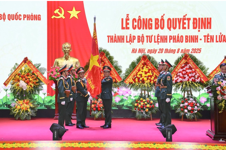 阮新疆大将主持炮兵导弹司令部成立决定公布仪式。图自青年报