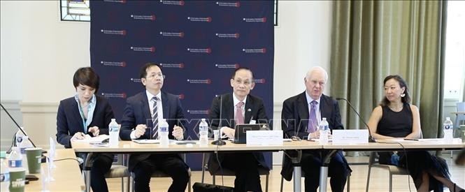 越共中央书记处书记、越南外交部代部长黎怀忠(中)出席了由哥伦比亚大学韦瑟黑德东亚研究所举办的政策对话圆桌会议。图自越通社