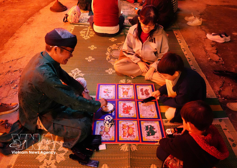 活动期间的民间游戏。图自越通社