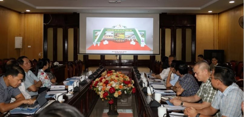 清化省人民委员会代表观看清化省在2025年秋季博览会上的展馆设计效果图。图自清化报