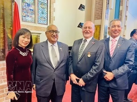 新西兰—越南友好协会（NZVFA）代理主席阿南德·萨蒂亚南德（左二）与协会成员合影留念。图自越通社