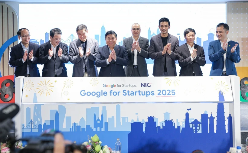 阮志勇与各位代表合影。图自越通社