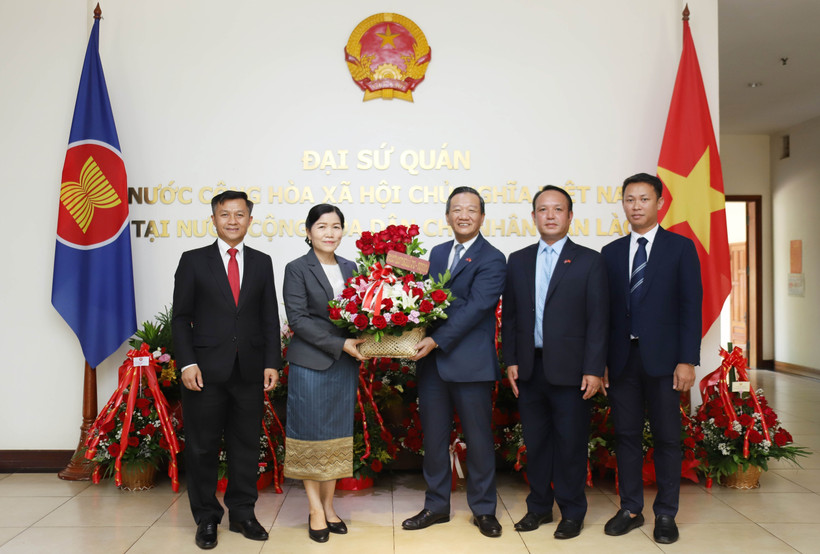 老挝财政部代表与越老合作委员会代表赠送献花，祝贺越南国庆80周年。图自越通社
