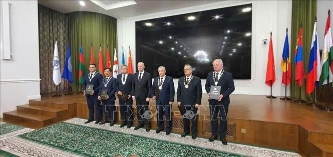 黎长江教授（左二）荣获国际科学院协会院士证书。图自越通社