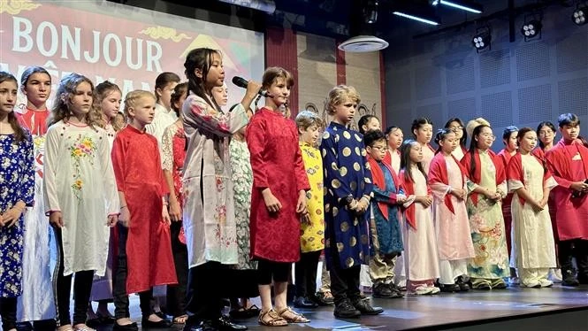 越南和法国儿童一起表演Bonjour Vietnam。图自越通社