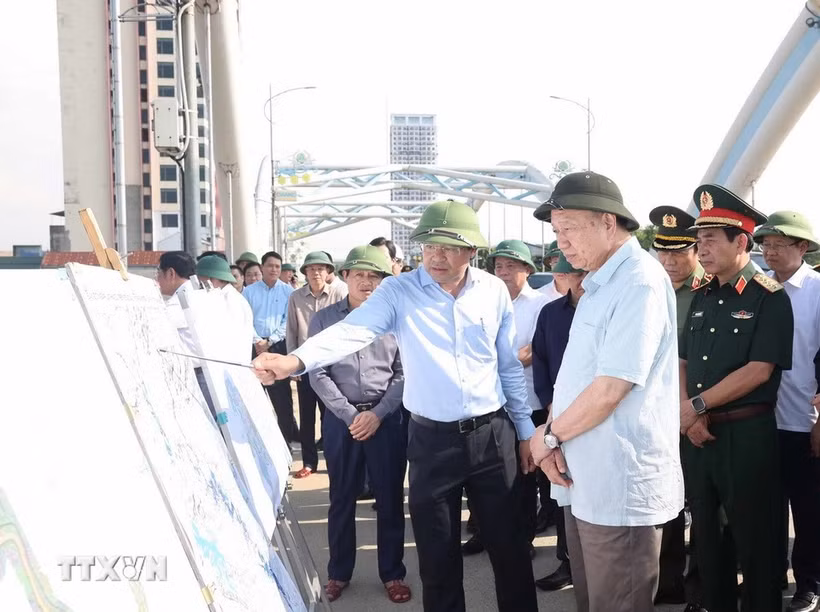 越共中央总书记苏林亲自视察太原省后续暴雨洪涝灾害的灾后恢复重建工作。图自越通社