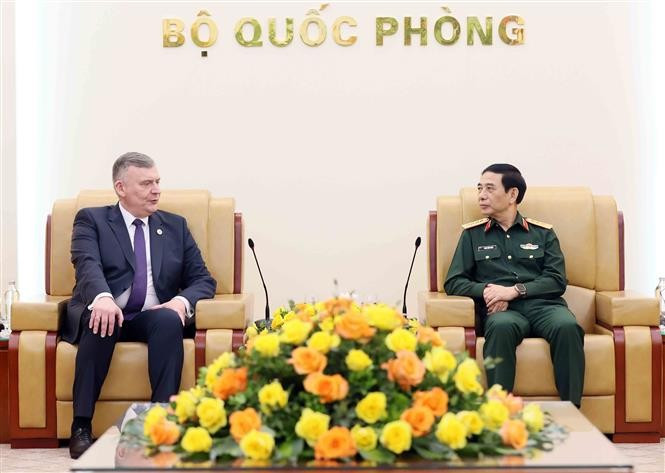 国防部部长潘文江大将会见波兰国防部副部长帕维尔·贝伊达。图自越通社
