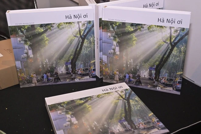 法国摄影师尼古拉·科尔内的摄影集《河内哟》。图自Vietnam+