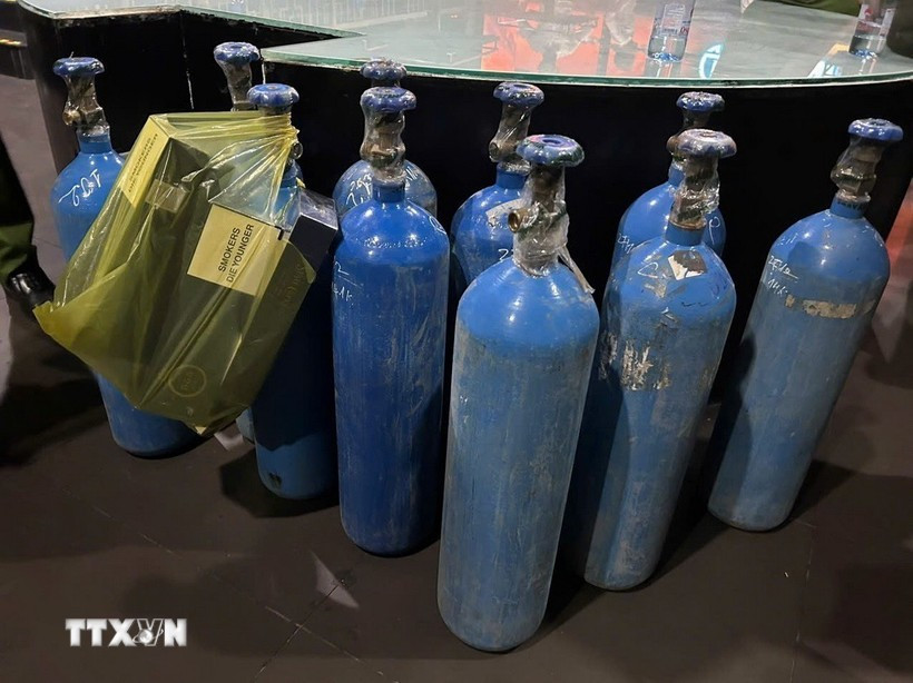 装有“笑气”（一氧化二氮，N₂O）的气瓶。图自越通社