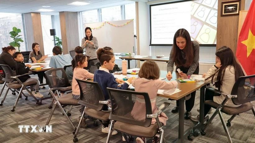 越南老师向学生们教授越南语。图自越通社