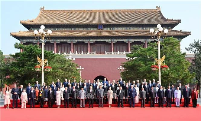 习近平主席与梁强主席和各国代表在纪念大会上合影。图自越通社
