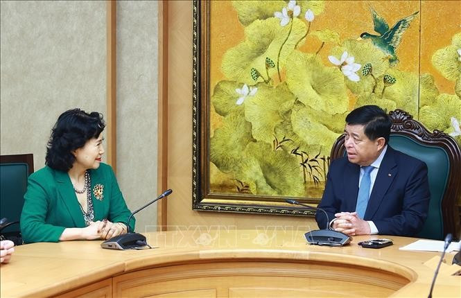 越南政府副总理阮志勇中国广东省深圳大学中国经济特区研究中心（CCSEZR）主任陶一桃交换意见。图自越通社