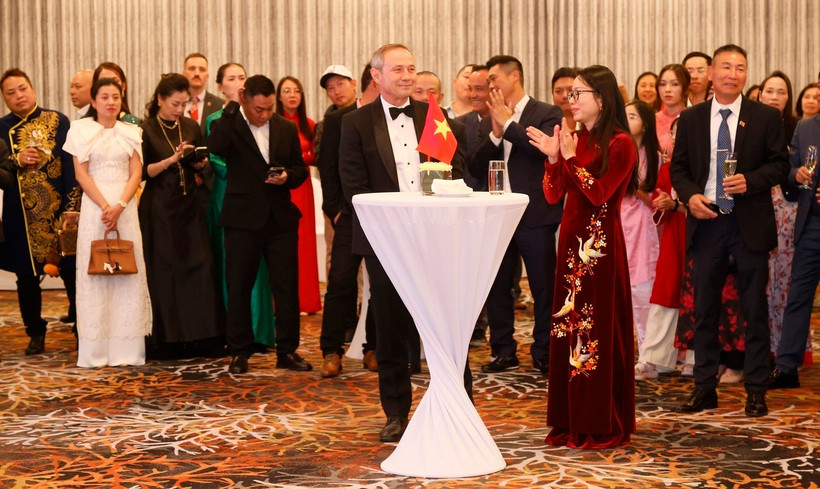 越南驻西澳大利亚州首府珀斯总领事阮清河、西澳大利亚州州长罗杰·库克以及各位嘉宾出席招待会。图自越通社