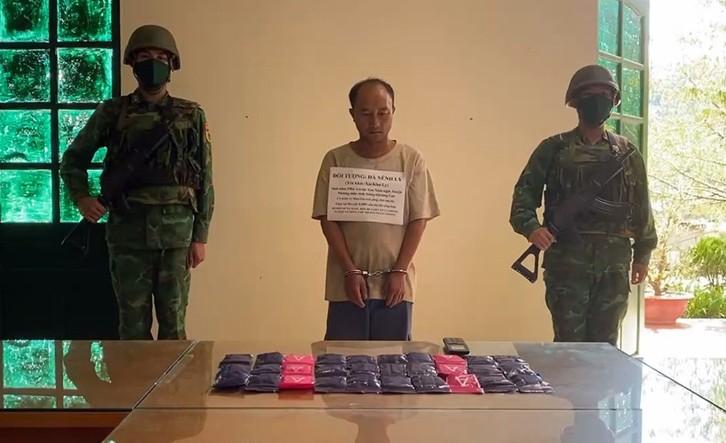 被抓获的嫌疑人Xải Khư Lỳ。图自越通社
