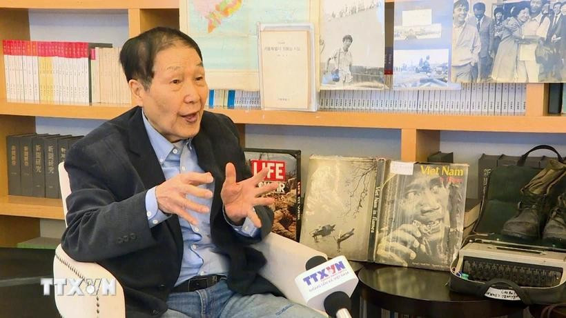《韩国日报》（Hankuk Ilbo）前记者安炳灿接受越通社记者的采访。图自越通社