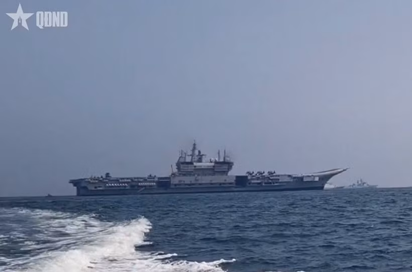 2026年米兰多边海军联合演习闭幕式在东道主印度海军“维克兰特”号航空母舰（INS Vikrant）上举行。图自人民军