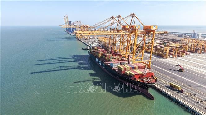 首艘商用船舶正式靠泊海防国际港3、4号码头 。图自越通社