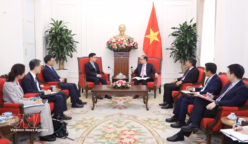 越南外交部长黎怀忠会见韩国外交部第一次官朴润珠。图自越通社