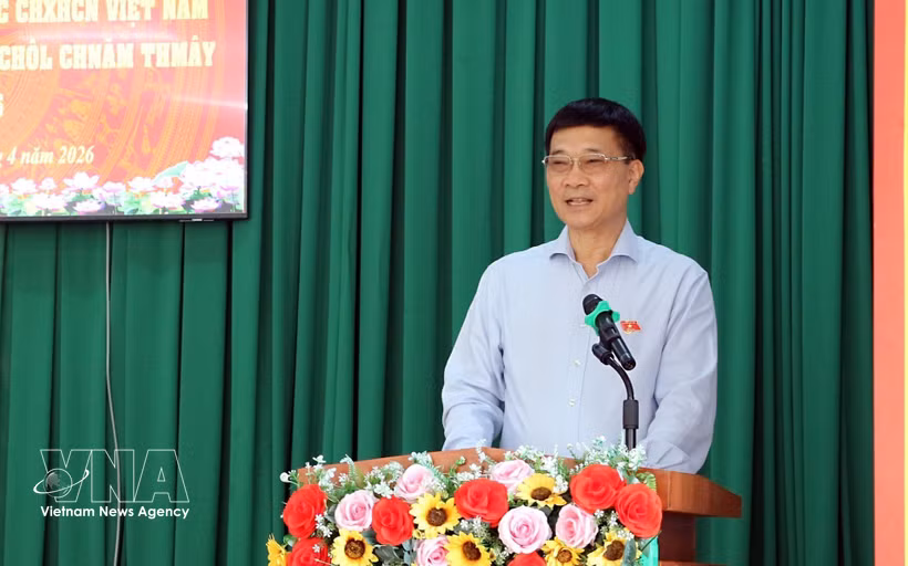 越南国会副主席武鸿青发表讲话。图自越通社