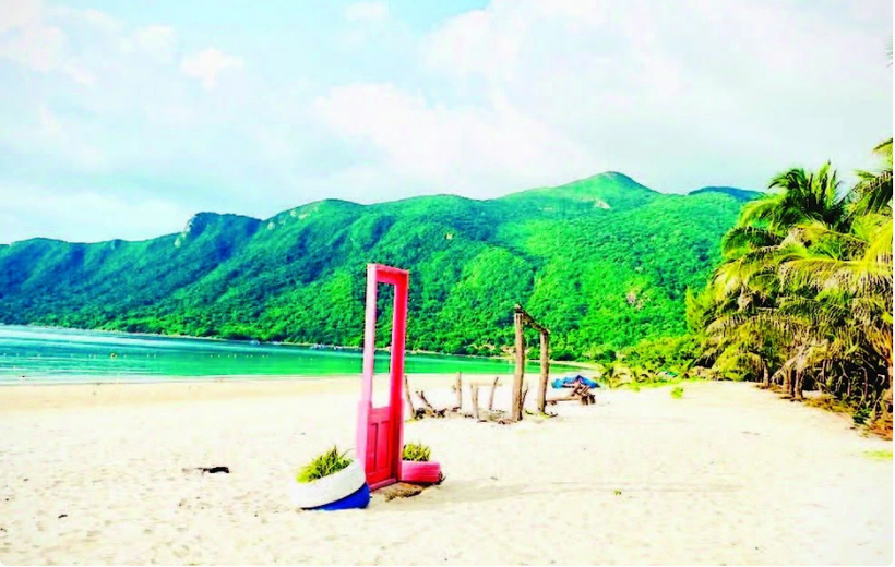 昆岛拥有平缓绵长的海滩、洁白细腻的沙滩和清澈湛蓝的海水，是备受游客青睐的旅游目的地。图自《人民报》