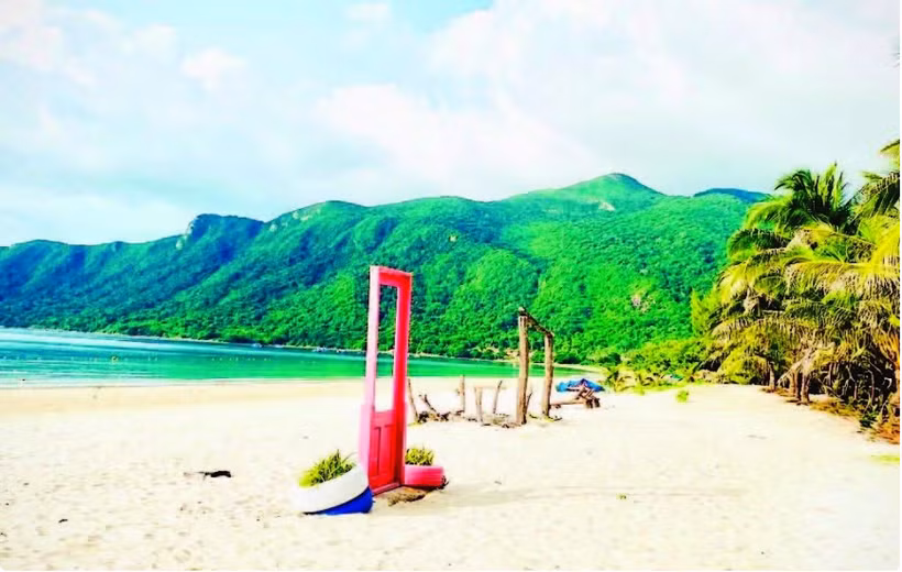 昆岛拥有平缓绵长的海滩、洁白细腻的沙滩和清澈湛蓝的海水，是备受游客青睐的旅游目的地。图自《人民报》