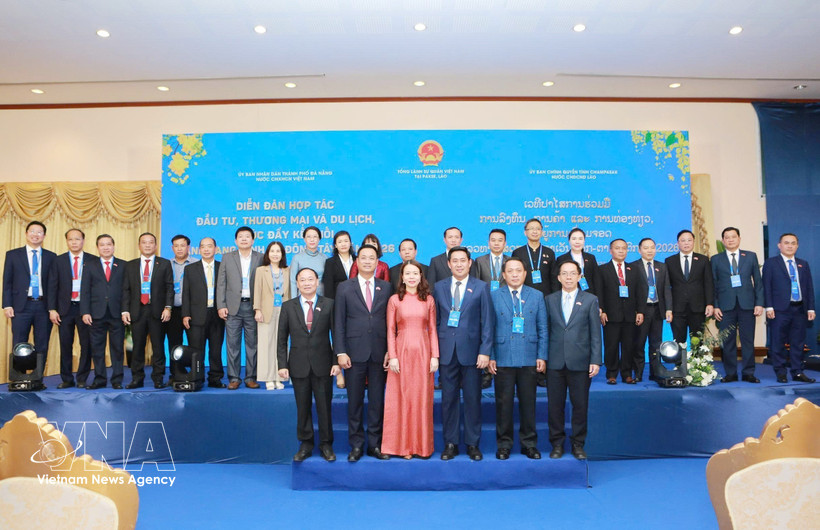 出席论坛的两国代表合影。图自越通社