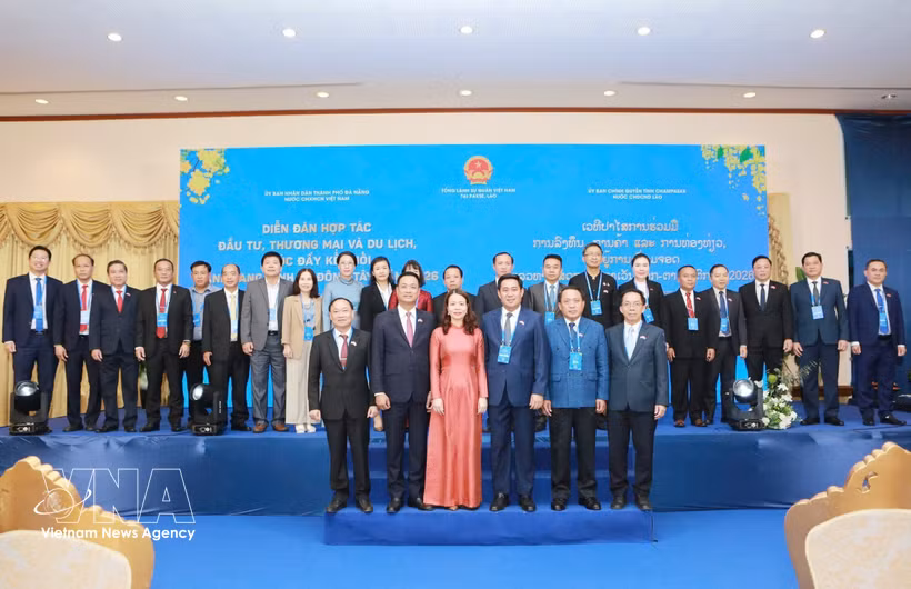 出席论坛的两国代表合影。图自越通社