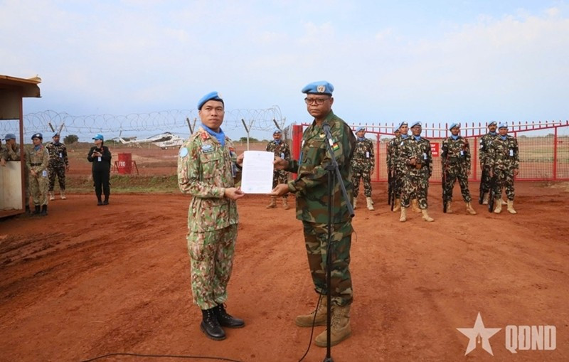 罗伯特•雅乌•阿夫拉姆中将向越南三号工兵队队长范文好中校颁发表扬信（图片来源：人民军队报）