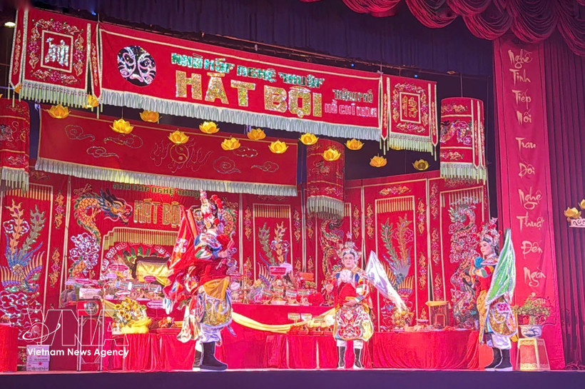 胡志明市㗰剧艺术剧院演艺人员的一个表演节目。图自越通社