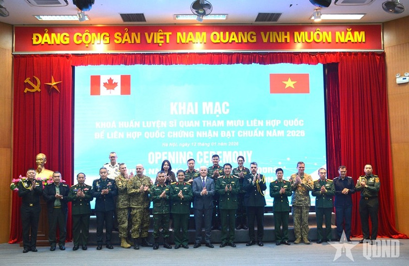 与会代表合影。图自人民军报