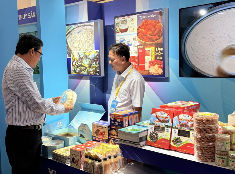 金瓯企业在胡志明市介绍各种特色产品。图自越通社