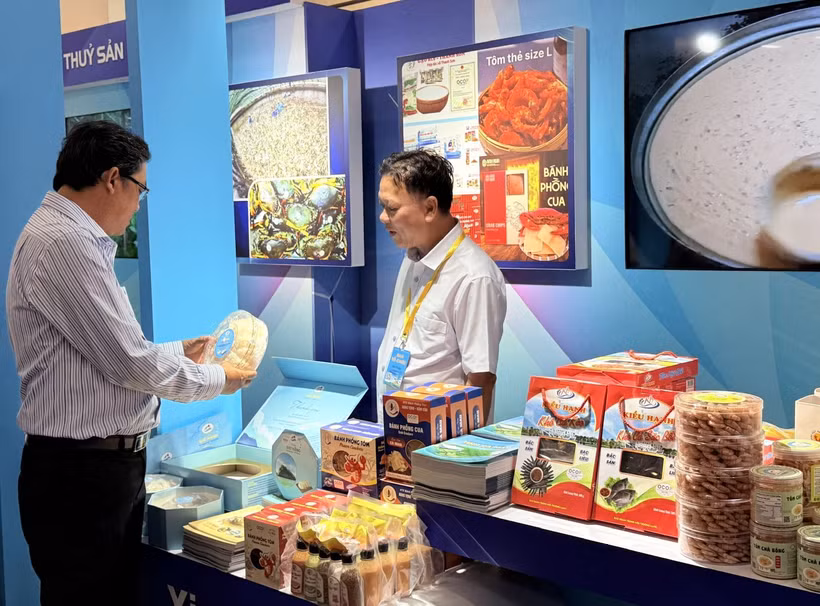 金瓯企业在胡志明市介绍各种特色产品。图自越通社