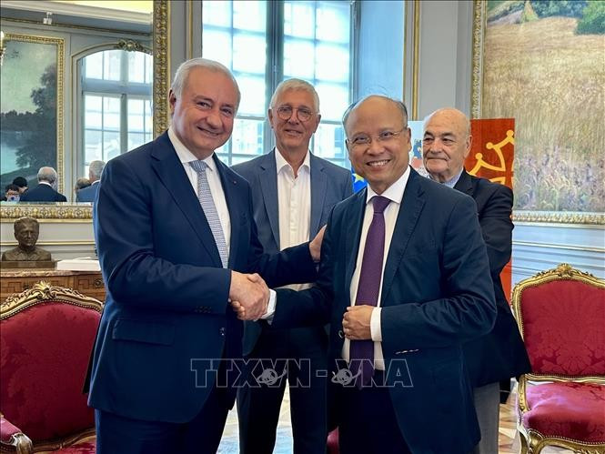 丁全胜大使与图卢兹市长让-吕克·穆登克亲切握手。图自yts