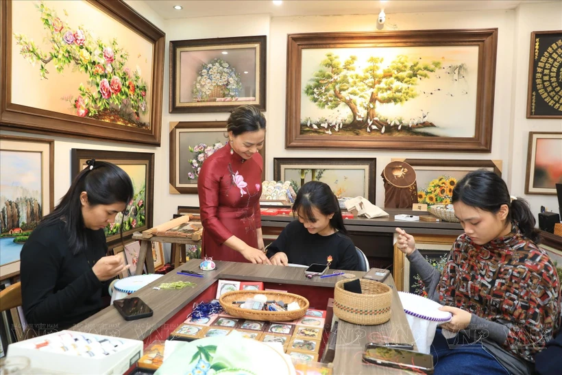 刺绣画艺术要求绣工细致耐心，一丝不苟。图自越南画报