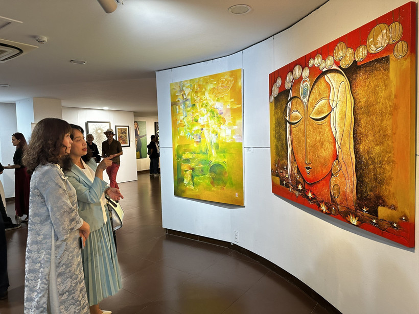游客参观美术展览。图自越通社