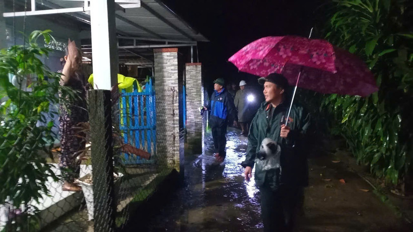 岘港市人民委员会副主席陈南兴视察受灾地区。图自越通社